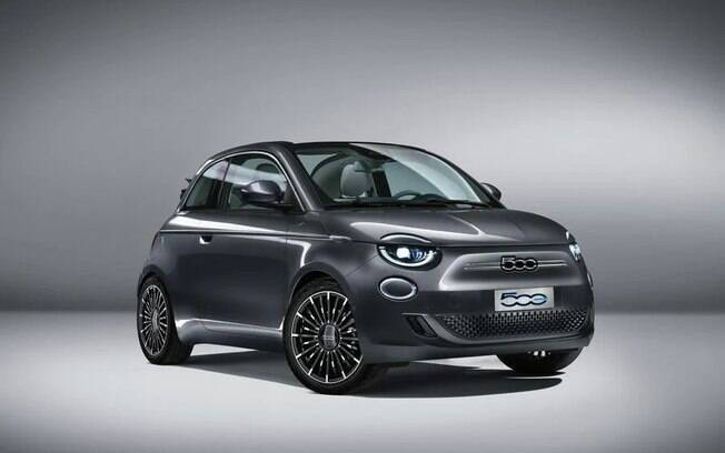 Fiat 500 elétrico: nova geração ganha novo logo na frente entre as principais mudanças estéticas adotadas pela fabricante