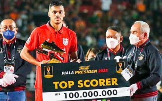 Matheus Pato comemora artilharia no futebol da Indonésia