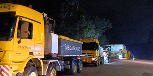 Vídeo: carga gigante para em cidade histórica antes de seguir