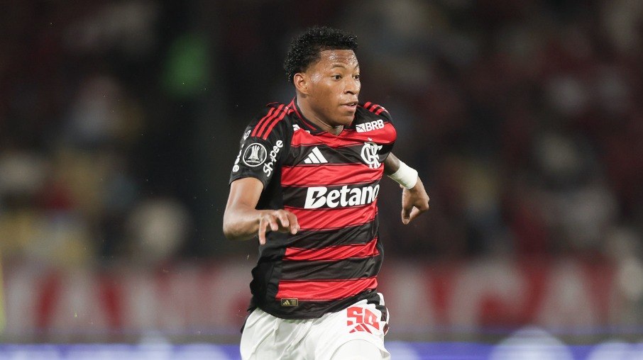 Alvo de polêmica: Gonzalo Plata na partida de ida contra o Estudiantes