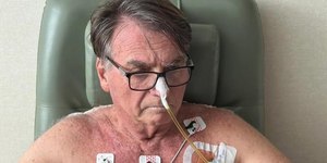 Bolsonaro é intimado por oficial de Justiça em hospital após live