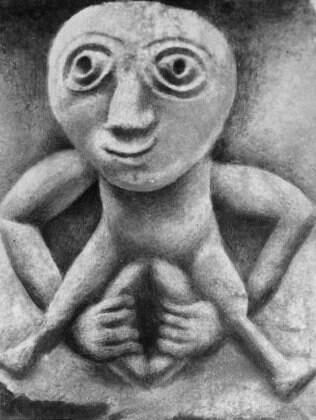 Escultura bizarra retrata mulher abrindo a vulva
