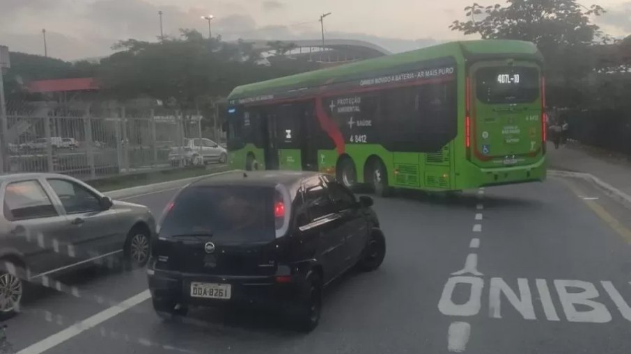 Ônibus parada em frente ao terminal do metrô; policiais negociam com suspeito Ônibus parada em frente ao terminal do metrô; policiais negociam com suspeito