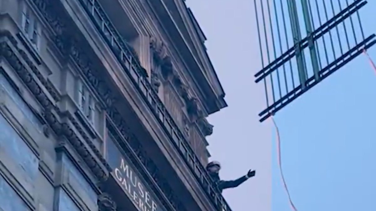 Grades foram instaladas no Museu do Louvre após roubo de joias da coroa francesa