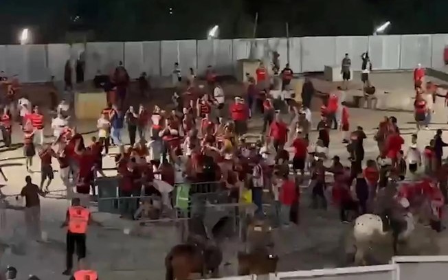 Torcedores do Flamengo discutem com a polícia nos acessos do Mineirão Torcedores do Flamengo discutem com a polícia nos acessos do Mineirão