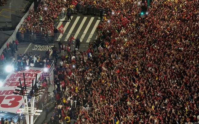 Apoiadores de Lula na Avenida Paulista durante celebração da nova vitória do presidente Apoiadores de Lula na Avenida Paulista durante celebração da nova vitória do presidente