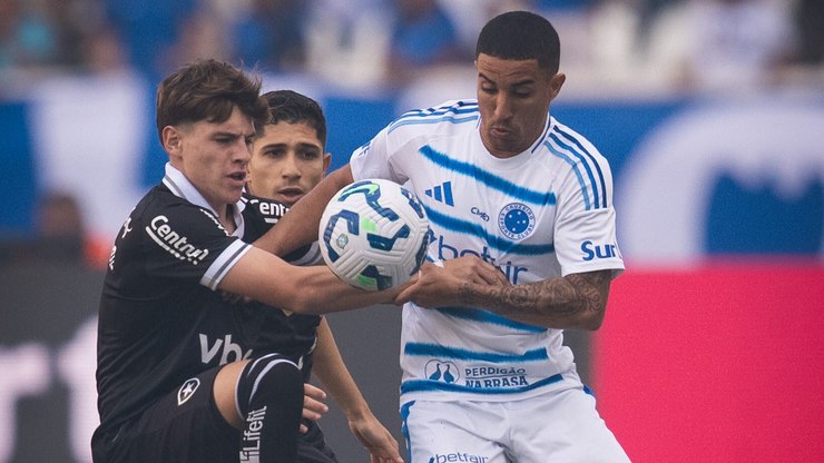 Cruzeiro vence Botafogo no Nilton Santos