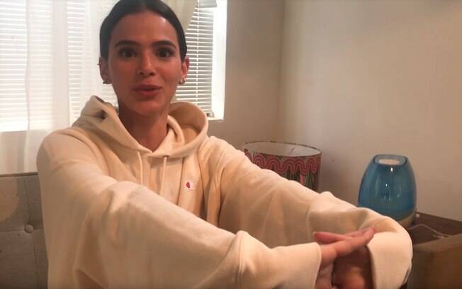 Em vídeo feito pelo Youtuber Tiago Garcia, Bruna Marquezine é hipnotizada e fica em choque com 'mãos coladas'