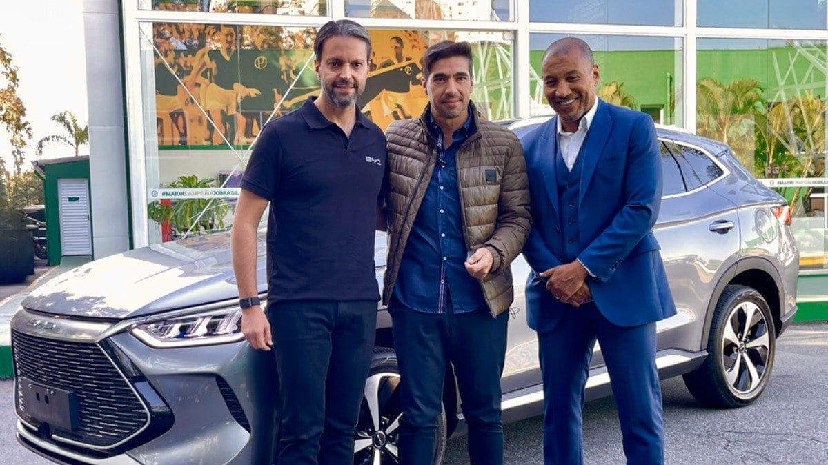 Alexandre Baldy, consultor da BYD (esq.), Abel Ferreira e Mauro Silva, dirigente da Federação Paulista