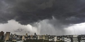 Tempestade repentina causa transtornos  em Curitiba