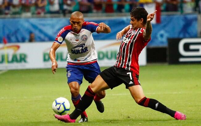 Nino Paraíba e Pato disputam a bola na Arena Fonte Nova