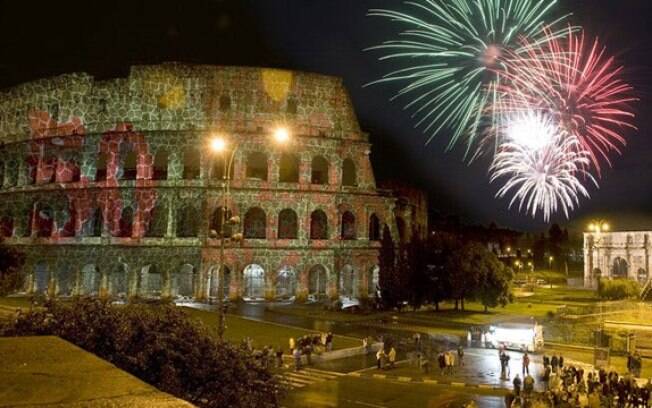 Na capital italiana, público assistiu à tradicional queima de fogos nos arredores do Coliseu