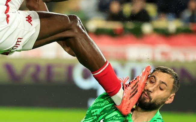O goleiro do PSG, Gianluigi Donnarumma, é atingido pela chuteira de Wilfried Singo durante a vitória de seu time sobre o Monaco, pela Ligue 1 em Mônaco, no dia 18 de dezembro de 2024 O goleiro do PSG, Gianluigi Donnarumma, é atingido pela chuteira de Wilfried Singo durante a vitória de seu time sobre o Monaco, pela Ligue 1 em Mônaco, no dia 18 de dezembro de 2024