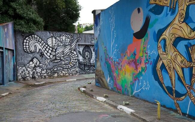 Muro do beco do Batman, na Vila Madalena, foi pintado de cinza na segunda; após pichações, grafites foram reautorizados