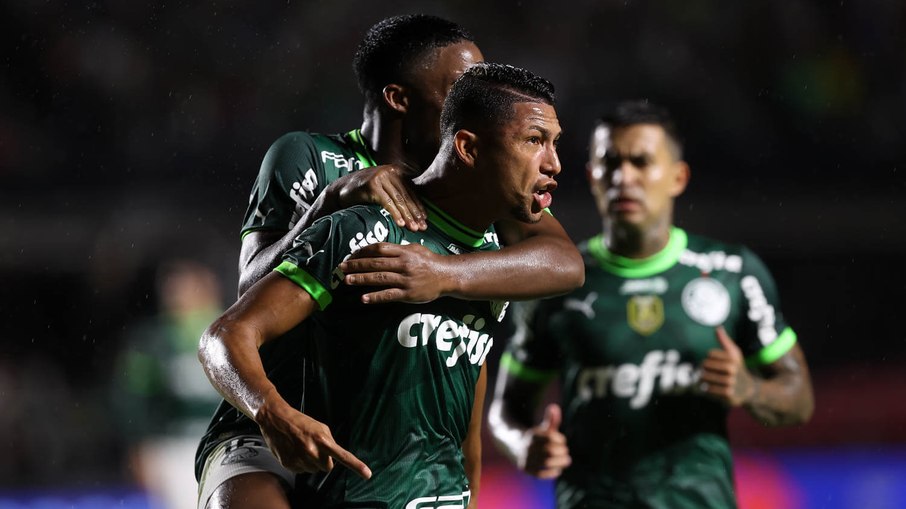 Rony comemora após marcar um dos gols do Palmeiras sobre o Santos