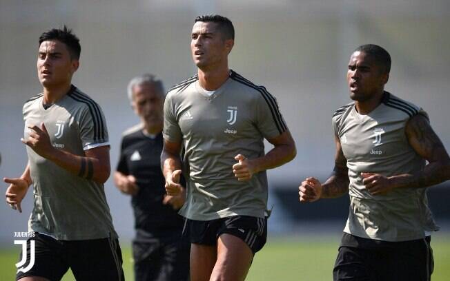 Cristiano Ronaldo corre ao lado de Dybala e Douglas Costa em trabalho na Juventus