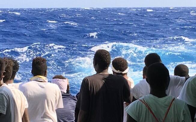 Navio com imigrantes na costa europeia