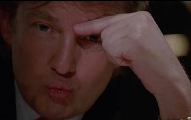 Trump aparece em dois minutos do filme e flerta descaradamente com a personagem principal em cena de negociação