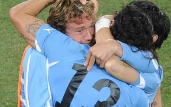 Diego Lugano e Loco Abreu abraçados durante a Copa do Mundo de 2010 Diego Lugano e Loco Abreu abraçados durante a Copa do Mundo de 2010