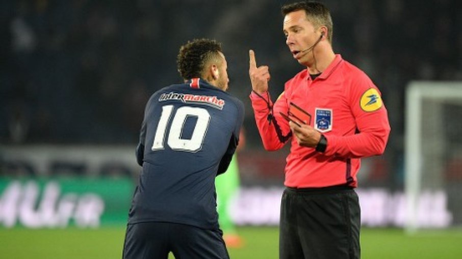 Neymar crítica árbitro após amarelo por simulação: 'Falta de respeito