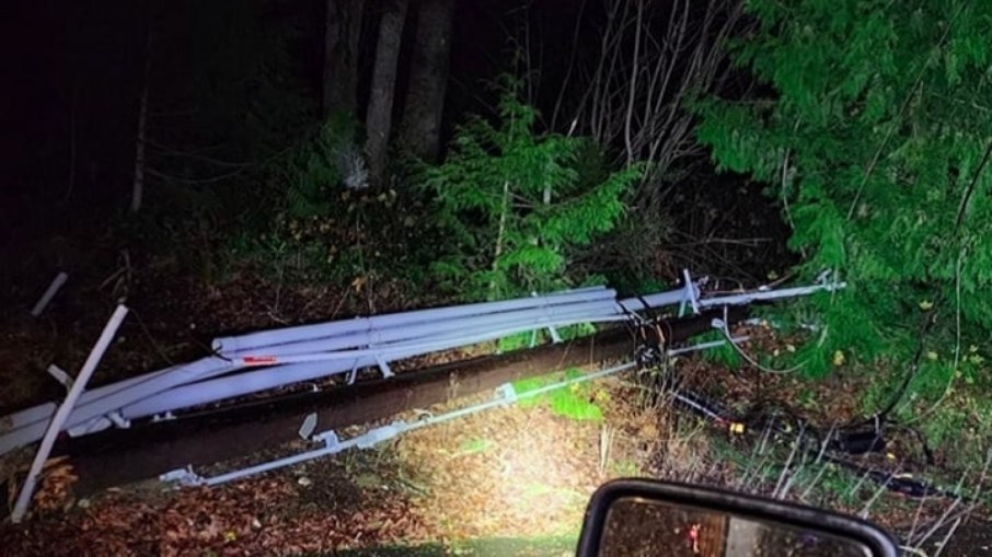 Com ventos que ultrapassaram 160 km/h, o ciclone provocou a queda de árvores, danificou construções e veículos.