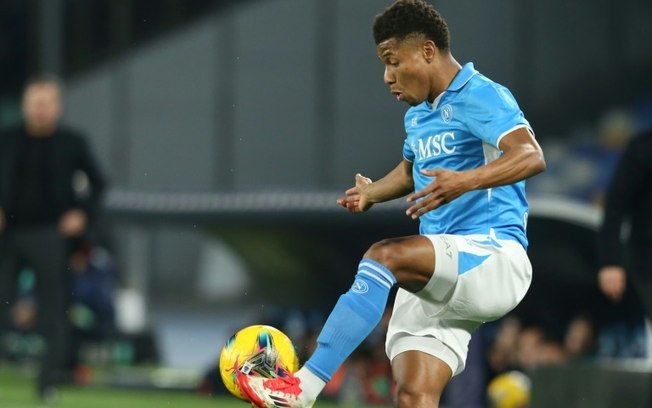 O atacante brasileiro do Napoli, David Neres, controla a bola durante a partida da Serie A entre Napoli e Udinese no Estádio Diego Armando Maradona, em Nápoles, em 9 de fevereiro de 2025 O atacante brasileiro do Napoli, David Neres, controla a bola durante a partida da Serie A entre Napoli e Udinese no Estádio Diego Armando Maradona, em Nápoles, em 9 de fevereiro de 2025