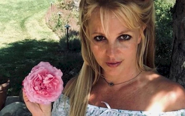 Britney Spears volta a compartilhar cliques nua