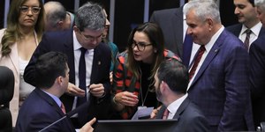 Relator pede tempo e Congresso adia votação do Orçamento de 2026