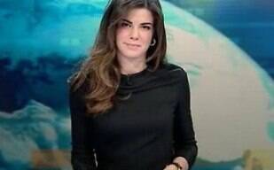 Apresentadora mostra demais em bancada de telejornal na Itália; confira