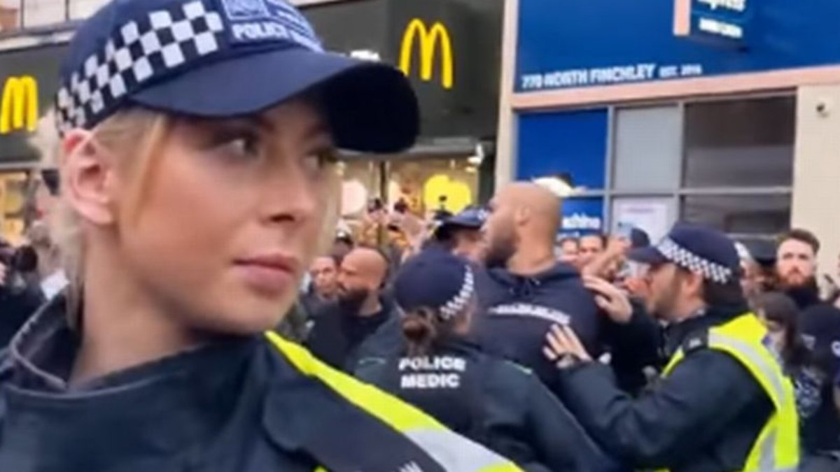 Policial bonita chama atenção durante briga em protesto