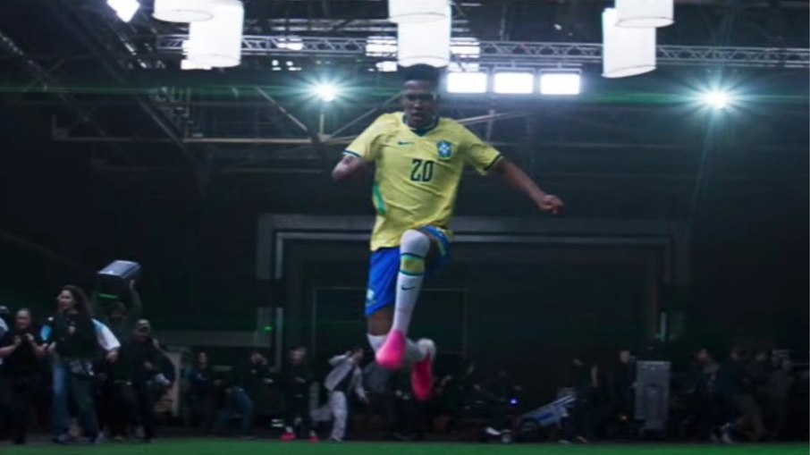 Nike comete gafe e usa Estêvão e Palmer em campanha da Copa