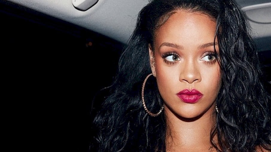 Rihanna relança seu álbum de estreia em vinil duplo amarelo