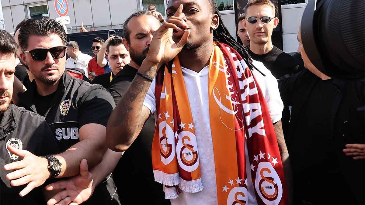 Rafael Leão troca Milan por Galatasaray em Istambul; craque português chega para assinar