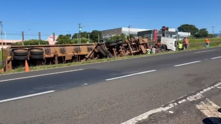 Caminhão com 60 mil litros de vinhaça tomba na rodovia SP-310