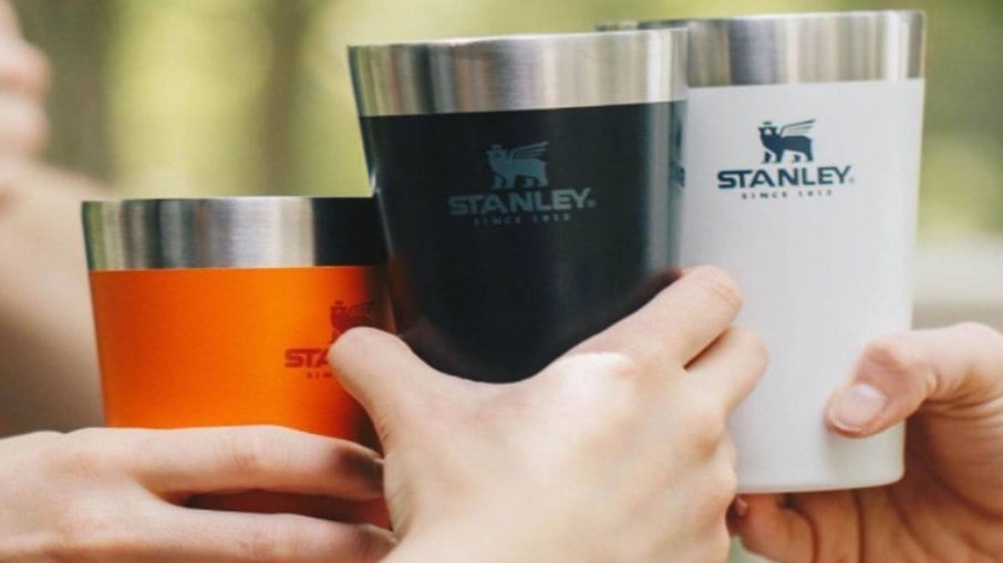 Aproveite bebidas geladas por mais tempo com o copo térmico Stanley em promoção