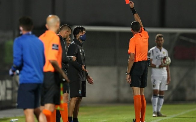 O então auxiliar-técnico do Porto, Vitor Bruno, recebe um cartão vermelho durante jogo do campeonato português contra o Famalicão, no dia 3 de junho de 2020, em Vila Nova de Famalicão