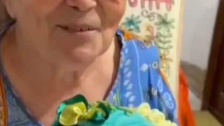 Idosa adota sapa, batiza de Sophia Loren e faz roupas sob medida no RN