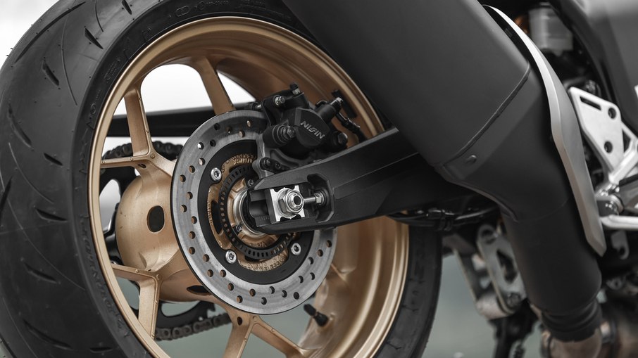 CB1000 Hornet usa rodas de alumínio inspiradas na Fireblade e pneu traseiro 180/55 ZR17. CB1000 Hornet usa rodas de alumínio inspiradas na Fireblade e pneu traseiro 180/55 ZR17.