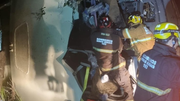 Motorista de ônibus com estudantes morre após acidente em MG