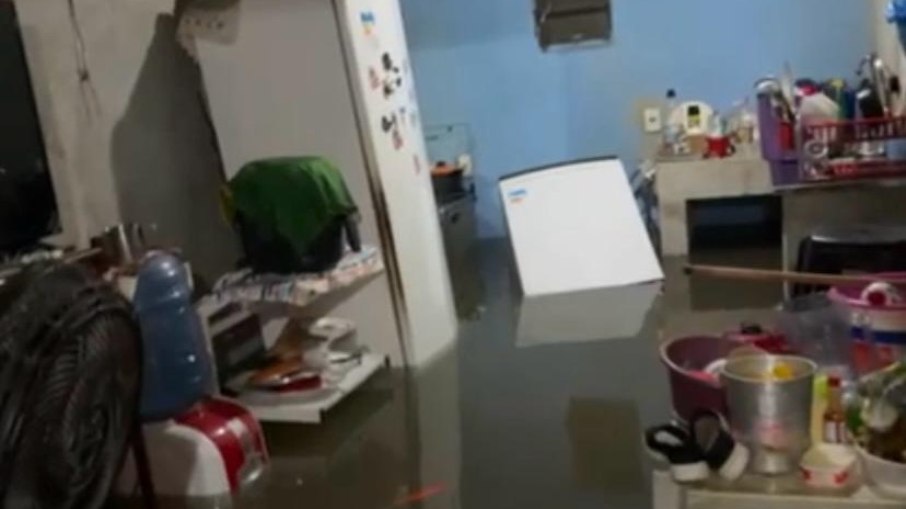 Residência tomada pela água Residência tomada pela água