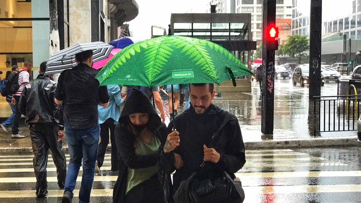 Chuva e frente fria marcam o clima no Brasil neste fim de semana
