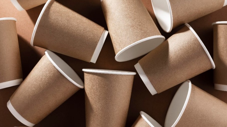 Copos descartáveis de papel são alternativa menos poluente do que o plástico 