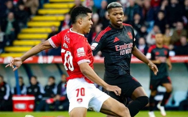 Jogadores de Santa Clara e Benfica em disputa de bola no Campeonato Português