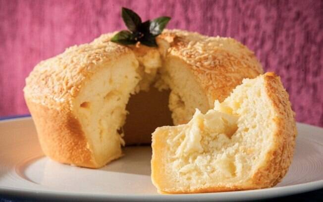 Bolo de pão de queijo leva provolone na massa e fica com uma casquinha crocante