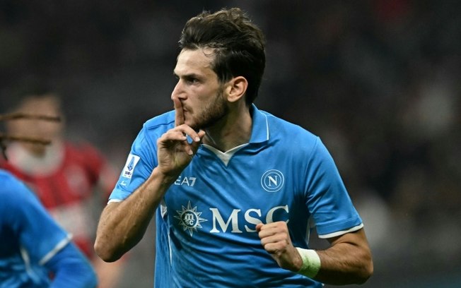 O atacante do Napoli Khvicha Kvaratskhelia comemora seu gol contra o Milan em 29 de outubro de 2024 no estádio de San Siro O atacante do Napoli Khvicha Kvaratskhelia comemora seu gol contra o Milan em 29 de outubro de 2024 no estádio de San Siro