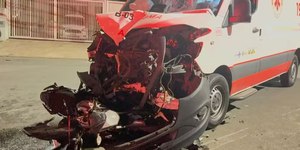 Moto em fuga bate em ambulância do Samu em Campinas (SP)