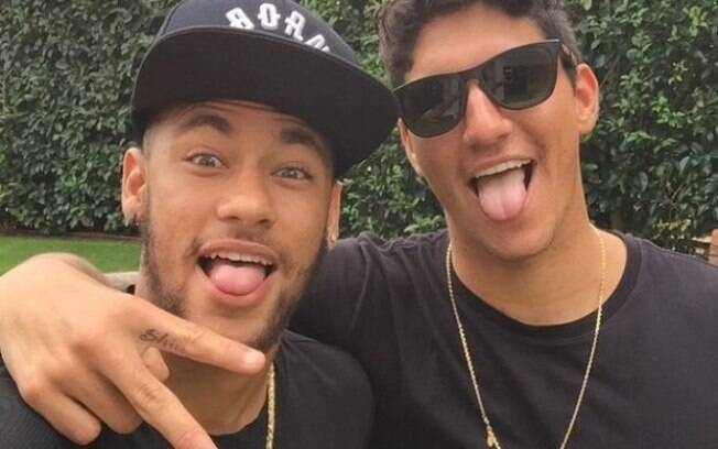 Neymar e Gabriel Medina são amigos e sempre apoiam uns aos outros em seus respectivos esportes 