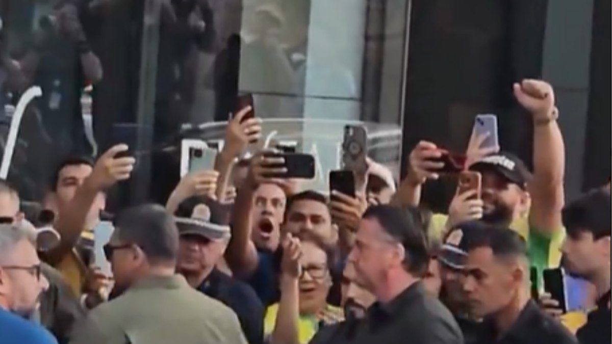 Bolsonaro foi recepcionado por apoiadores