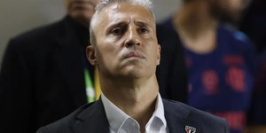 "Cabeça erguida": Crespo se pronuncia após queda no São Paulo