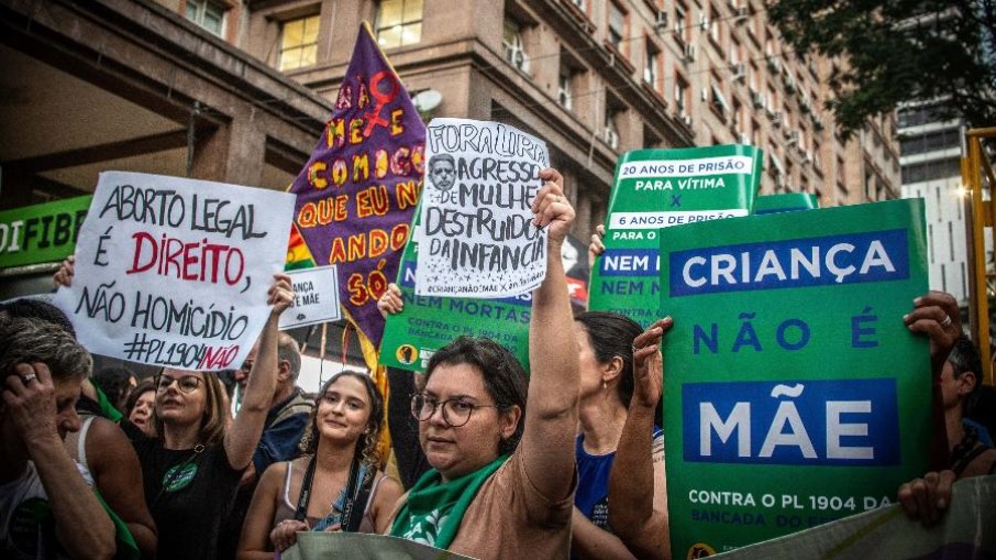 Manifestantes foram às ruas na quinta (13) e sexta (14) contra o projeto de aborto